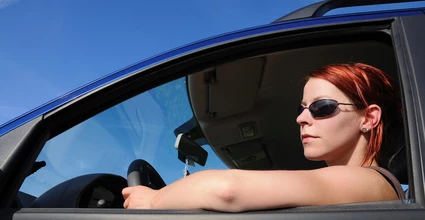 Je nošení slunečních brýlí pro řidiče rizikové?