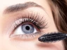 Neopatrné zacházení s dekorativní kosmetikou může vést až k poškození oka