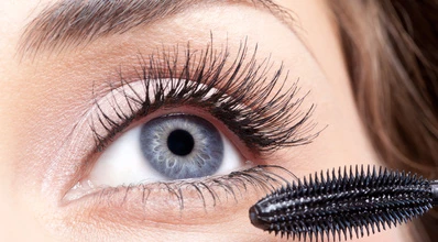 Neopatrné zacházení s dekorativní kosmetikou může vést až k poškození oka